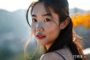 《血色逆流》卡片封面,老宅餐桌与三代人对视的静帧